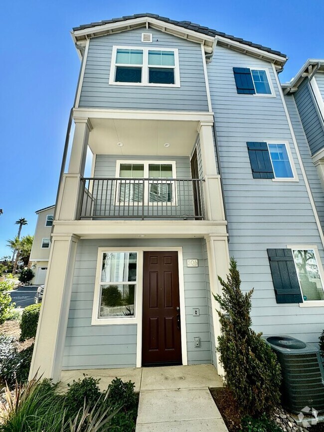 Building Photo - Spacious 3-Bed, 2-Bath 3-Story Townhome in...