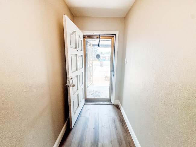 Photo - 5712 73rd St