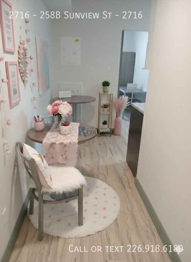Photo - 258B-258B Sunview St