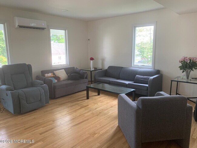 Photo - 988 Elizabeth Terrace