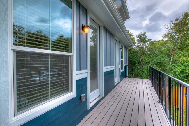 Photo - UT PRE-LEASE: 2014 Constructed 6 bed / 5 bath home - Top of the Line Finishes - Prime Location