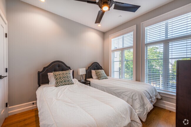 2 BR, 2 BA - 933 SQ FT