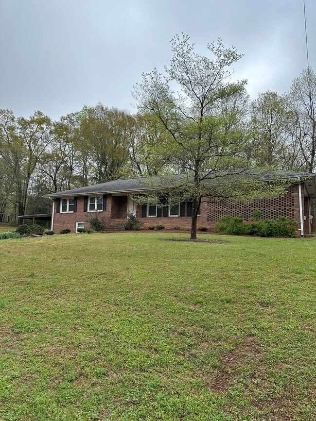 Building Photo - Large Home on the Eastside on a deadened street - Pre Lease