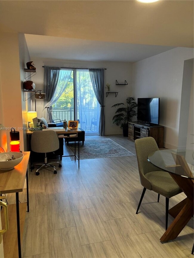 Photo - 3500 Coral Wy Unidad 406