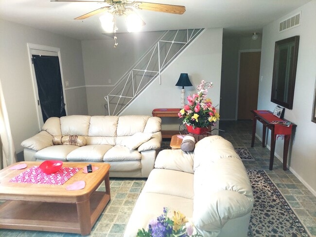 Photo - 730 Governor Rd