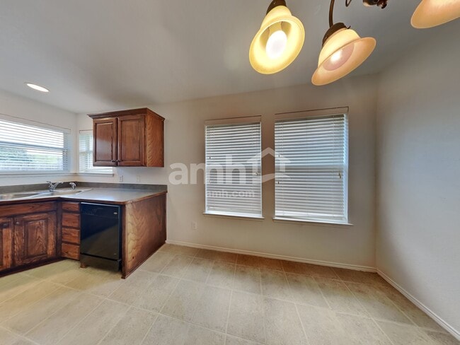 Photo - 733 Morgan Dr