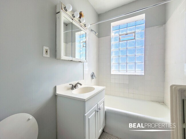 Photo - 1050 W George St Condo Unit Studio