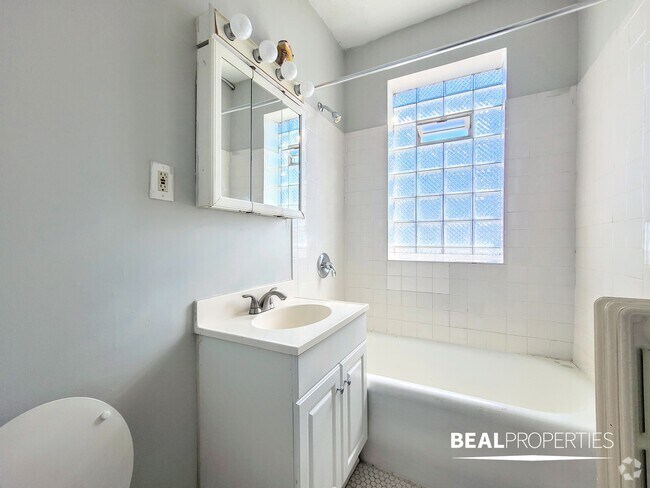 Building Photo - 1050 W George St Unit Studio Rental