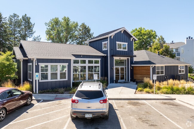 Oficina de arrendamiento y casa club - Walker Landing