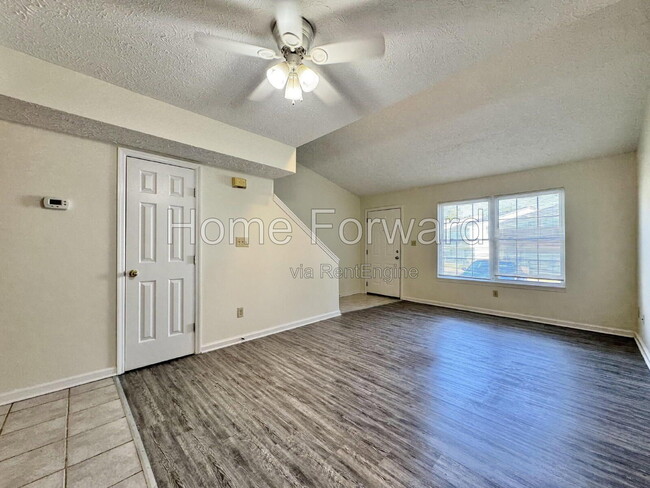 1100 Horsemans Ln