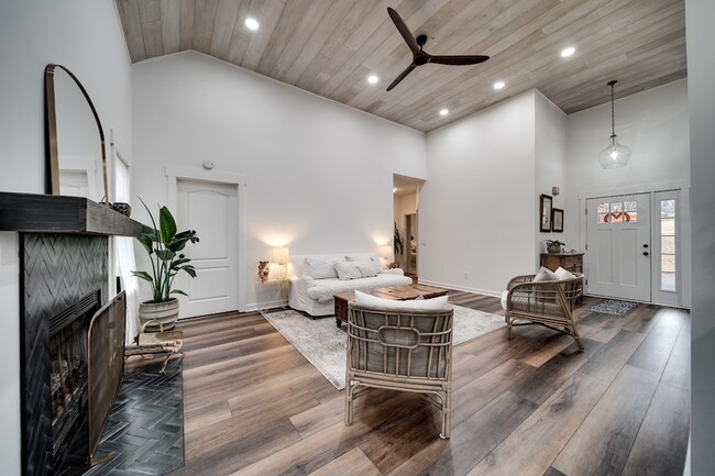 Building Photo - 118 River Chase