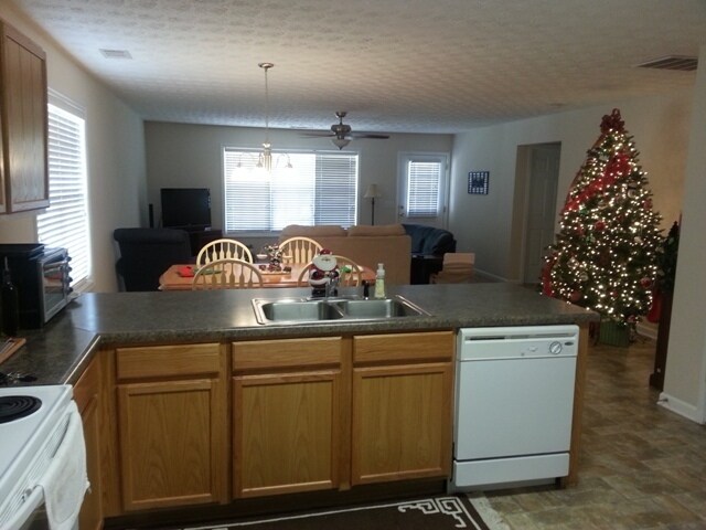 Photo - ***AVA. 9/25, SHORT-TERM RENTAL*** WESTSID...