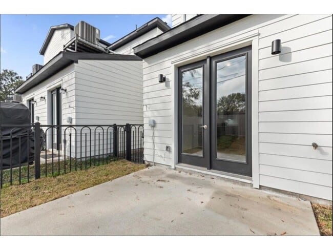 Photo - 3233 Real St