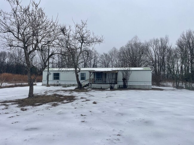 Photo - Country living with spacious front and backyard - 3 beds/ 2bath available now