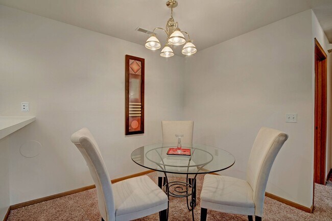 Juego de mesa de comedor Arbor Ridge con tres sillas - Arbor Ridge