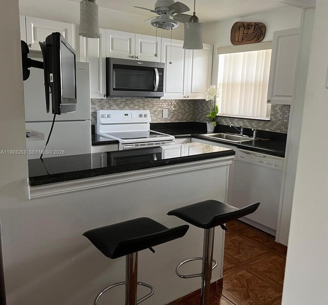 Building Photo - 8305 Sunrise Lakes Blvd Unit 103