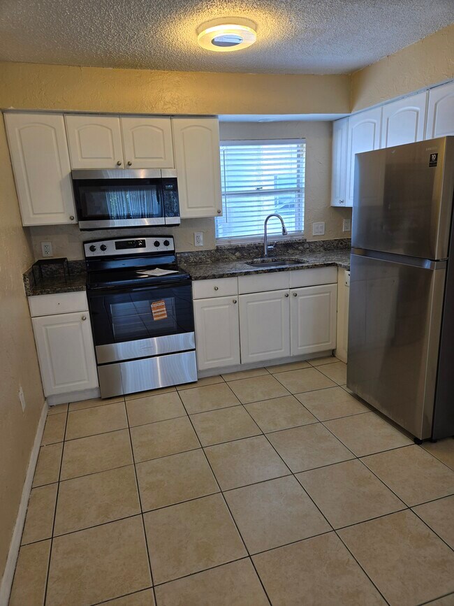 Building Photo - 2015 S Tuttle Ave Rental