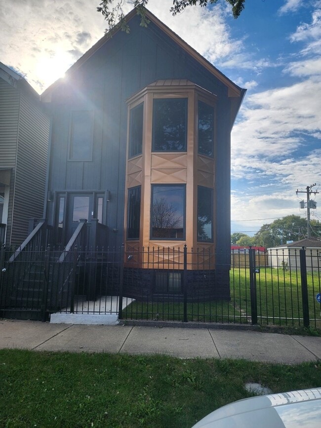 Building Photo - 243 W Swann St