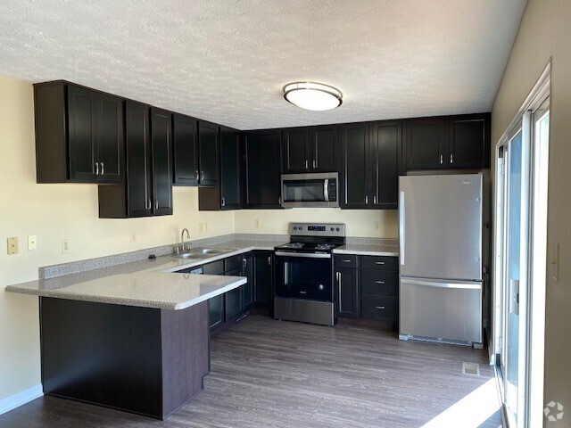 TownHome Kitchen w/ Island - Hawthorne Communities Rental