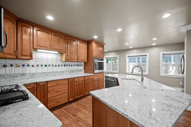Building Photo - Beautiful Audubon 5 Bedroom Home! - Available now!