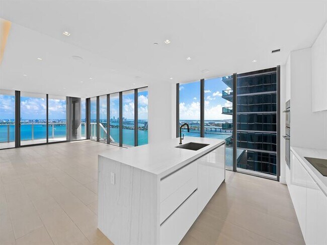 Photo - 700 NE 24th St Unidad 3307