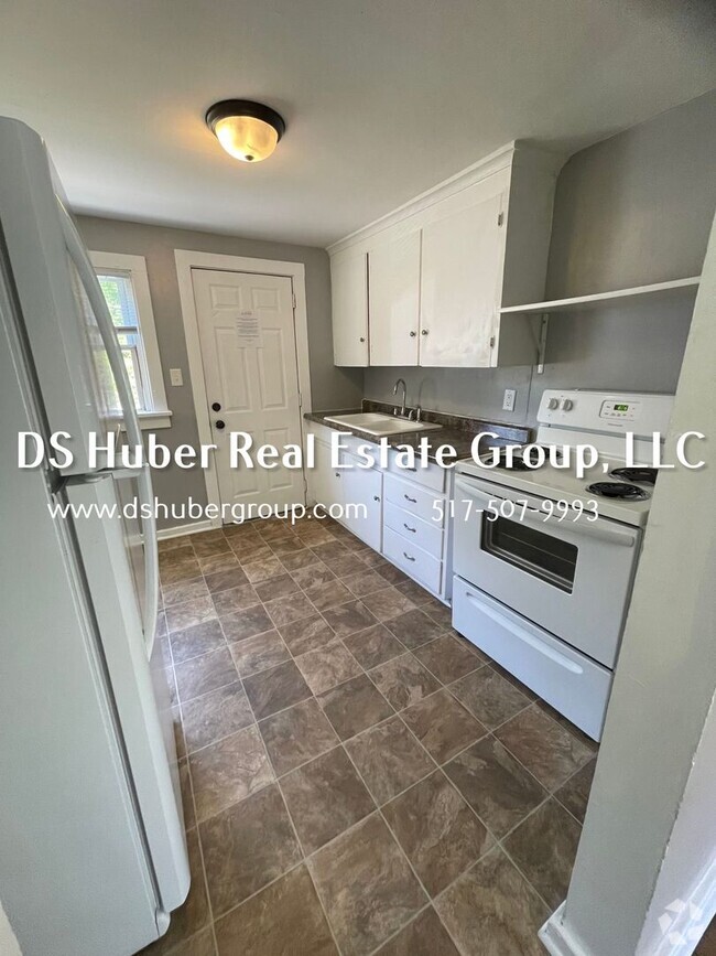 Building Photo - Cozy 1 bedroom, center unit of a triplex o... Rental