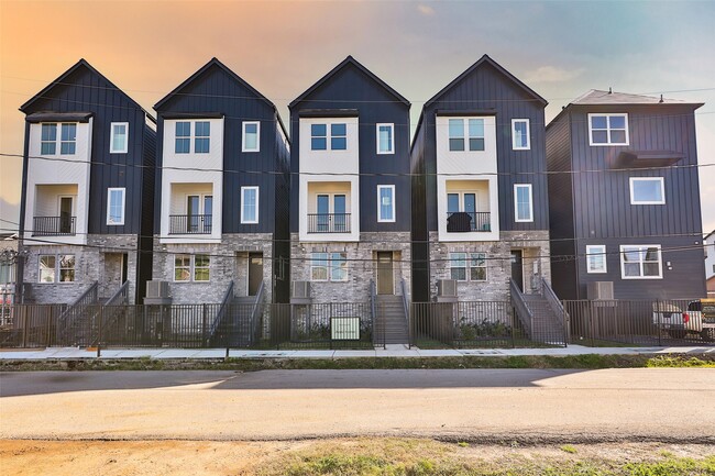 Photo - 1018A W 15th 1/2 St