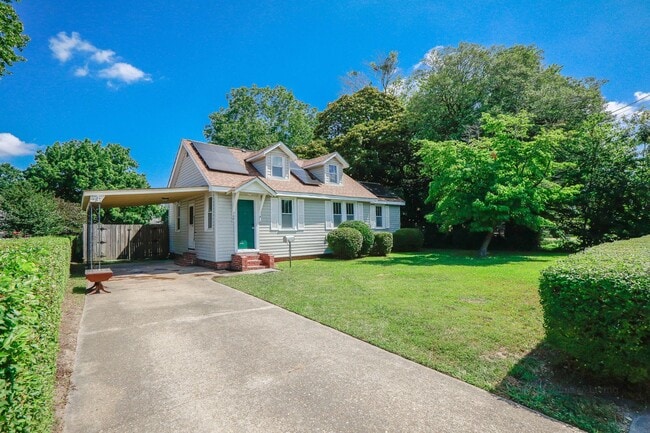 Building Photo - Cape Cod with huge yard-Move in Now