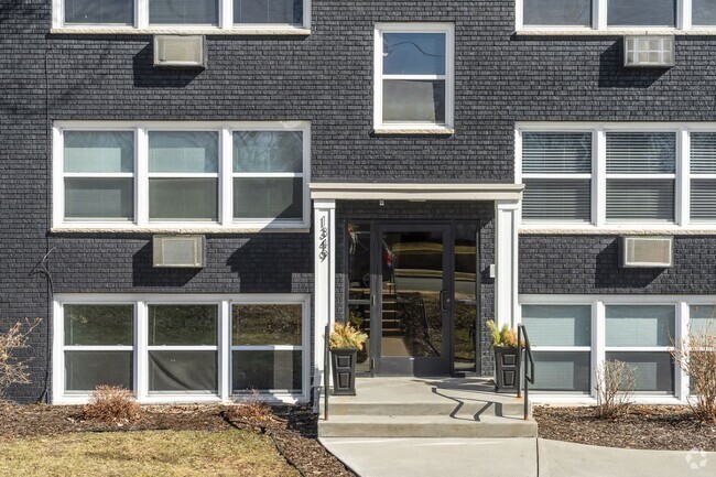 Building Photo - Large Remodeled 2 Bedroom Unit 202 Rental