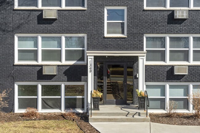 Building Photo - Remodeled L&E Apartments Unit 8