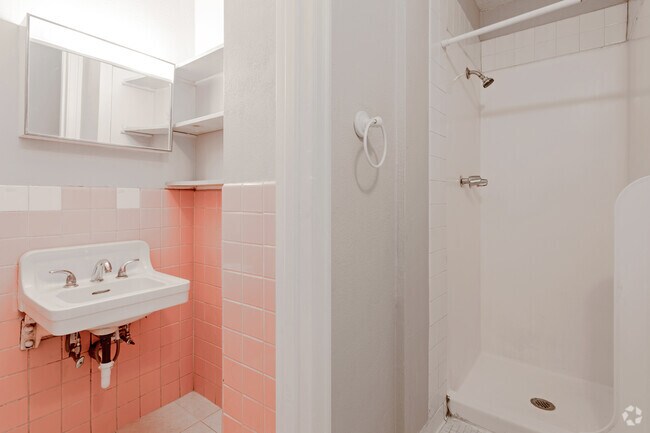 1BR, 1BA Loft - 600 SF