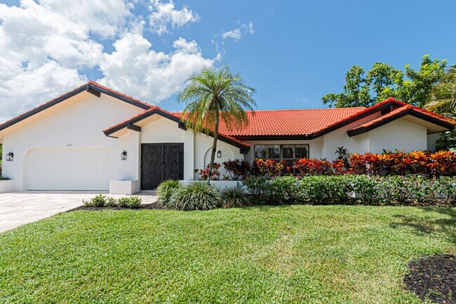 Building Photo - Newly Renovated 3 Bedroom Pool Home in Des...