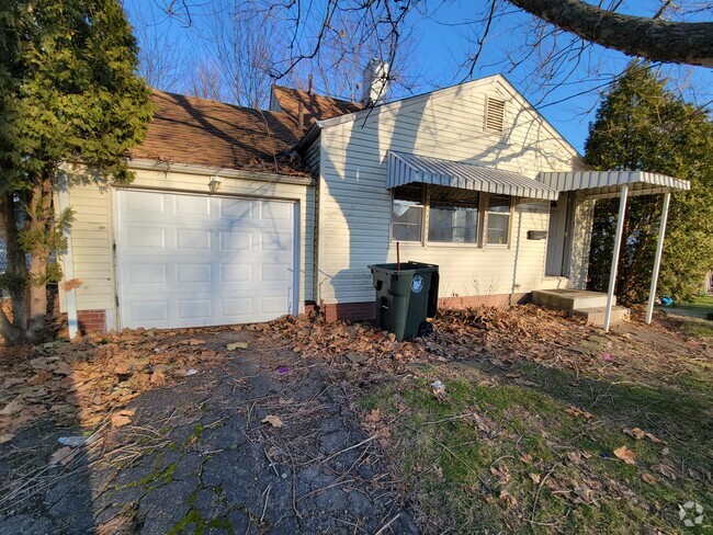 Building Photo - 1612 Esther Ave NE Rental