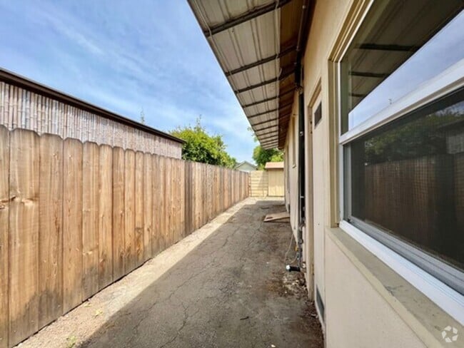 Building Photo - ADR2680-2682* Unit 2682 Adrian Rental