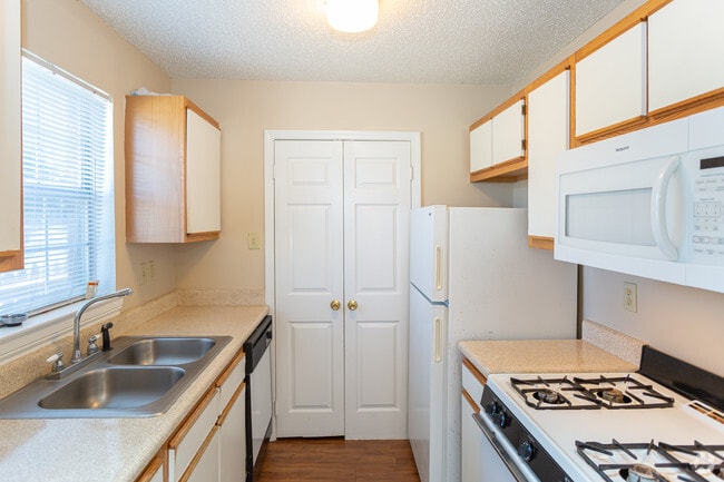 1 BR, 1 BA - 672 SF