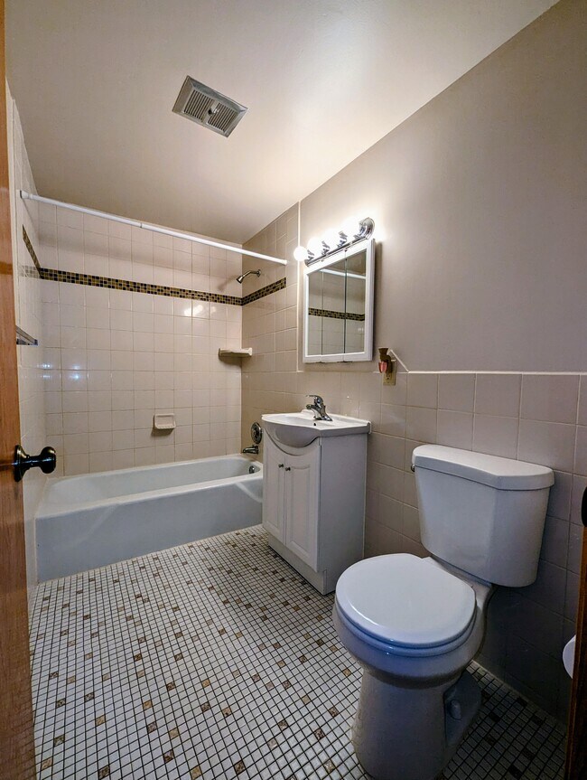 Photo - 807 W 3rd St Unit 4