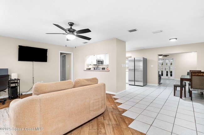 Photo - 999 Emerald Rd SE