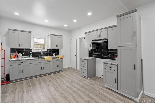 Photo - 87 Winnikee Ave