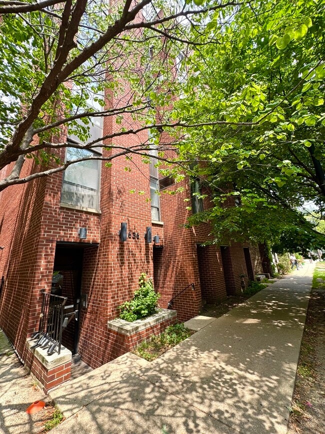 Building Photo - 636 W Webster Ave Unit 304