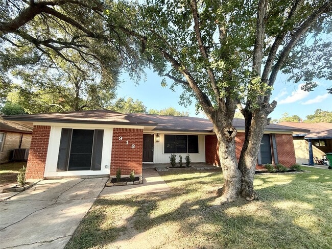 Building Photo - 913 Wimberly St Rental
