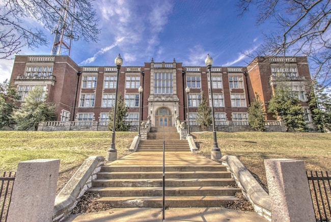 Building Photo - Updated 1 Bed Apt with washer and dryer in... Unit 1517 S. Theresa Ave. #212