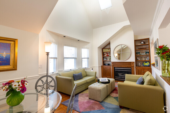 Building Photo - 107 Brinley Ave Unit 4-SUMMER Rental