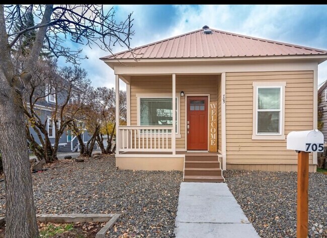 Building Photo - Beautifully remodeled house