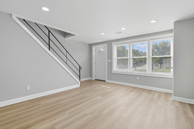 Photo - 2445 Harriet Ave