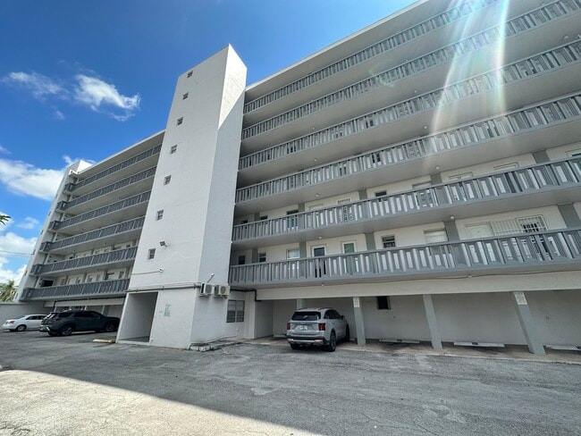 Building Photo - 1400 SW 27th Ave Unit 703