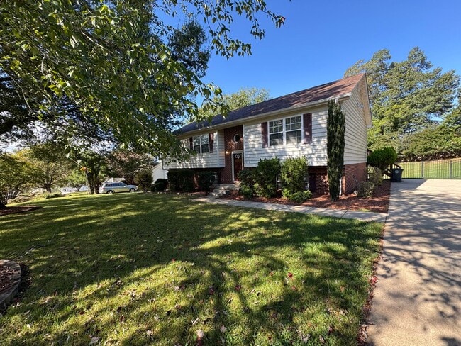 Building Photo - Charming 5 Bedroom Home off Lakeside Drive