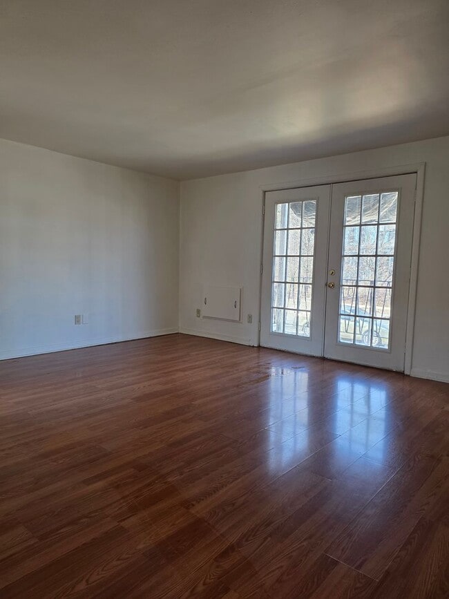 Building Photo - 2-bedroom upper Unit CA511C