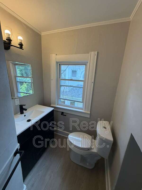 Building Photo - 702 Boalt St Unit upper