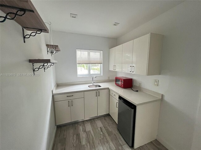 Building Photo - 220 Collins Ave Unit 8A