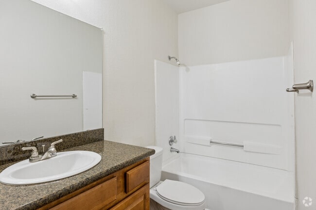 3BR, 2BA - 1,393SF - Bathroom
